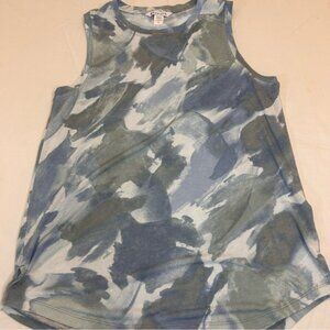 Athleta Breezy Tank Size Large gray, and white abstract or camouflage pattern.
